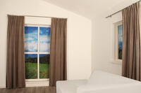 Deze superzachte velours look overgordijn van polyester valt mooi soepel valt en heeft een lichte glans