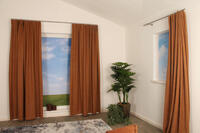 Met deze tijdloze en elegante bouclé gordijnstof is Ombret een trendy een veelzijdig overgordijn met een unieke textuur