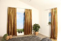 Overgordijn Firenze is een superzachte gordijnstof van polyester en heeft de uitstraling van een prachtige rijke velours stof met een subtiele glans