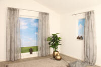 Inbetween Ameretti is een soepelvallende kamerhoge stof met een mooi subtiel bladmotief en is voorzien van een loodveter zodat de stof mooi hangt.