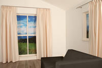 Glanzende nonchalante taft met een geruwde voorzijde en glanzende gladde achterzijde in dezelfde kleur