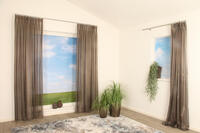 Blair is een vlamvertragende en duurzame transparante inbetween. De stof valt soepel en heeft een mooie glans