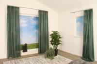 Glamis is een elegante vitrage met een subtiele glans. Door de fijne structuur geeft deze stof een mooie filtering van het licht.