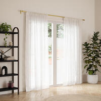 De Cappa gordijnroede van Umbra is super stylish uit en door de metalen finish oogt deze modern en klassiek tegelijk