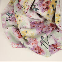 Fresno valt erg soepel en heeft een fleurig bloemenpatroon