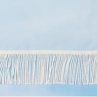 Val van offwhite vitragestof met een fijn streeppatroon en met een rechte franjeband van ongeveer 8 cm.