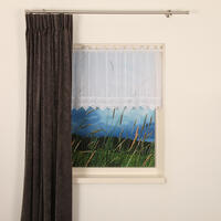 Val Grant heeft een rustig geborduurd patroon met een lichtglanzend garen