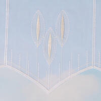 Val in transparante vitragelook, geborduurd in een bladvormig patroon met een lichtglanzend wit en creme kleurig garen