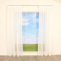 Open vitrage van glansgaren. Hier en daar zitten er wat verdikkingen in het garen voor een speels effect