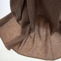 Inbetween Caminus is een wat dikker geweven stof en straalt de warmte van een overgordijn uit