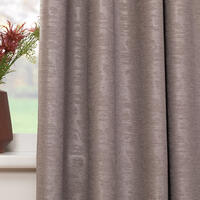 Deze semi-verduisterende gordijnstof heeft een ingeperst grafisch dessin op een gemêleerd gronddoek