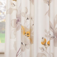 Soepel vallende fijn geweven gordijnstof met een kleurig aquarel bloemmotief