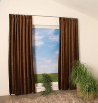 Lastres is een elegant overgordijn met een soepele valling. De chenille garens maken de stof zacht en hebben een mooie glans