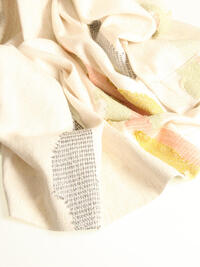 Rhyl is een kamerhoog geweven jacquard stof met een uniek dessin