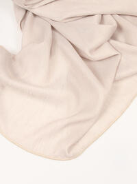 Inbetween Fyn is een wat grover geweven stof van fijne garen en valt soepel