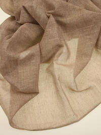 Barking bruin is een zandkleurige transparante inbetween met een linnen look. Valt soepel