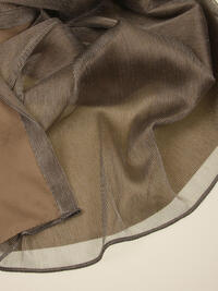 Spark beige gevoerd is een prachtige glanzende inbetween met een voering in een bijpassende kleur