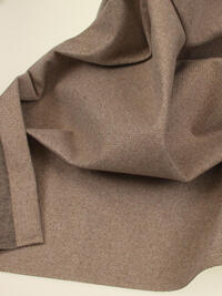 Twice is een soepel vallende overgordijnstof met een ingeweven visgraatmotief dat aan beide zijden van de stof zichtbaar is