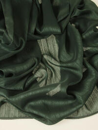 Glamis is een elegante vitrage met een subtiele glans. Door de fijne structuur geeft deze stof een mooie filtering van het licht.