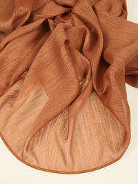 Glamis is een elegante vitrage met een subtiele glans. Door de fijne structuur geeft deze stof een mooie filtering van het licht.