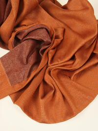 Overgordijn Gloucester is een gordijnstof met een twee gezichten. Door de luxe uitstraling van beide zijden kan je ervoor kan kiezen welke kant je voor wil hebben.