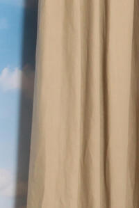 Overgordijn Naturlin is een soepelvallende 100% linnen gordijnstof die warmte en sfeer aan je interieur geeft