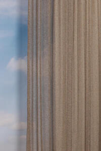 Deze grof geweven Inbetween is een lichtere kwaliteit en valt erg mooi in de plooi