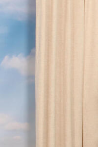 Herba is een kamerhoog overgordijn met een vleugje linnen die nog redelijk veel licht doorlaat