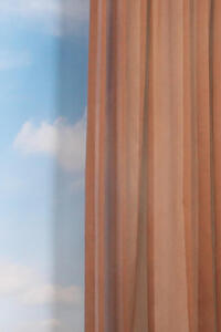 Blair is een vlamvertragende en duurzame transparante inbetween. De stof valt soepel en heeft een mooie glans