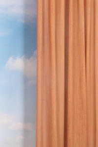 Glamis is een elegante vitrage met een subtiele glans. Door de fijne structuur geeft deze stof een mooie filtering van het licht.