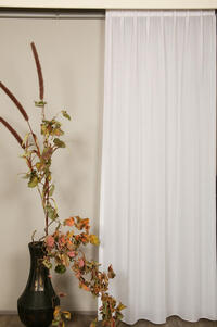 Soepelvallende inbetween met fijn geweven kruismotief