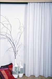 Witte kamerhoge inbetween met ingeweven lengtestrepen in verschillende tinten bruin