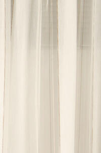 Inbetween in offwhite basisstof met transparante organza lengtebanen en dichte lengtebanen en ingeweven gekleurde lengtestrepen in de transparante baan