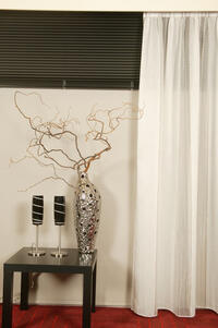 Inbetween in offwhite basisstof met transparante organza lengtebanen en dichte lengtebanen en ingeweven gekleurde lengtestrepen in de transparante baan