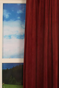 Deze superzachte velours look overgordijn van polyester valt mooi soepel valt en heeft een lichte glans