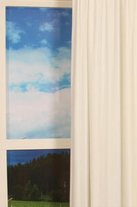 Deze superzachte velours look overgordijn van polyester valt mooi soepel valt en heeft een lichte glans