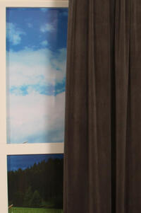 Deze superzachte velours look overgordijn van polyester valt mooi soepel valt en heeft een lichte glans