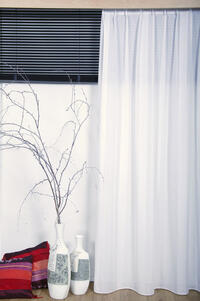 Soepelvallende kamerhoge inbetween met banen van smalle geborduurde lengtestrepen