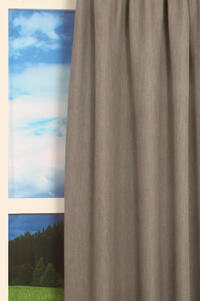 Dit overgordijn met verduisterende functie heeft een visgraat weving en valt soepel en valt mooi in de plooi