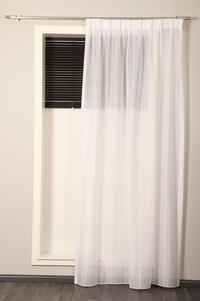 Mooie inbetween in naturelle basisstof, voorzien van dichtere lengtestrepen