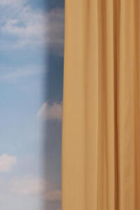 Deze goud kleurige lichtgewicht inbetween stof laat veel licht door maar is niet heel erg transparant en heeft een prachtige zijdeglans.