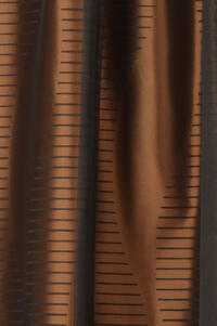 Glanzende taft met bruine en zwarte lengtestreep. Door het streeppatroon loopt een golvend patroon in zwarte breedte strepen