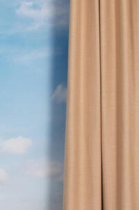 Overgordijn Arlington is een luchtzuiverende kamerhoog gordijn en heeft een volle structuur