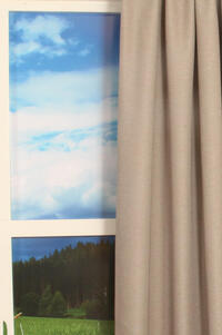 Verduisterende overgordijnstof met een grove weefstructuur van twee kleuren garens, waardoor een genuanceerd effect ontstaat.