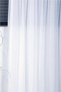 Soepelvallende kamerhoge inbetween met banen van smalle geborduurde lengtestrepen