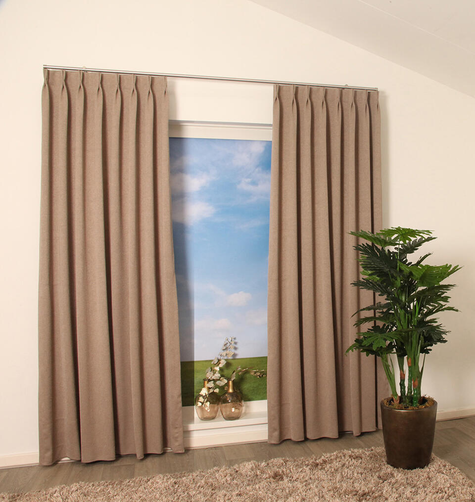 Granada is een mooie soepel vallende dim-out overgordijnstof met een subtiele glans