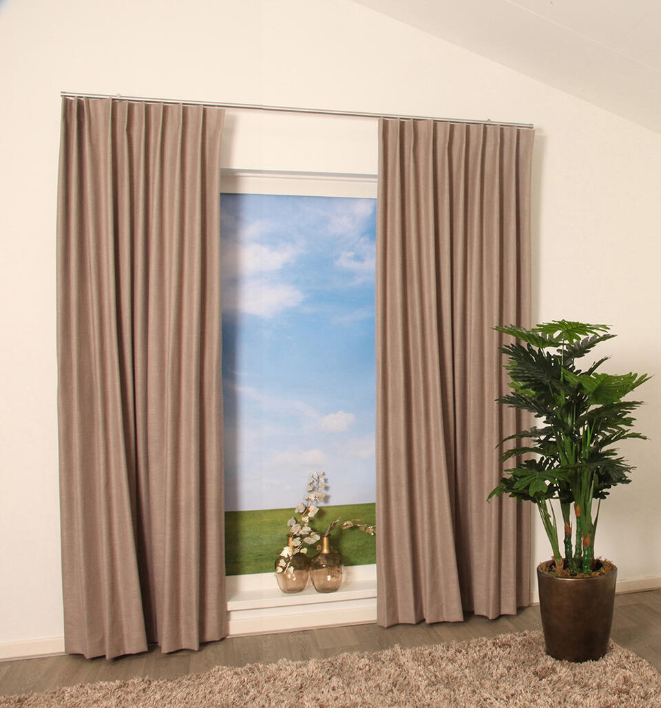 Madia F.R. Night is een soepel vallende verduisterende overgordijnstof met een mooie melange van gemêleerde garens