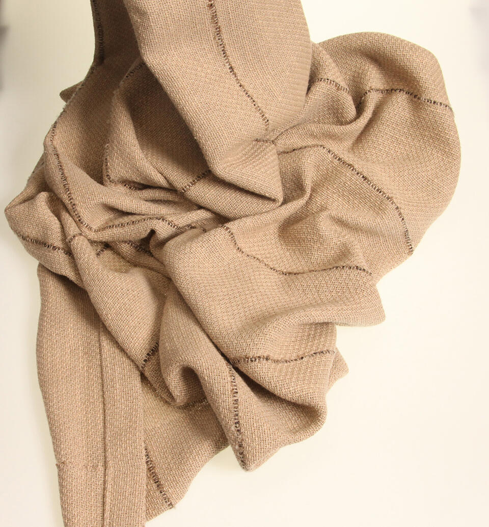 Incourt is een kamerhoge soepelvallende overgordijnstof door een hoge aanwezigheid van katoen en linnen