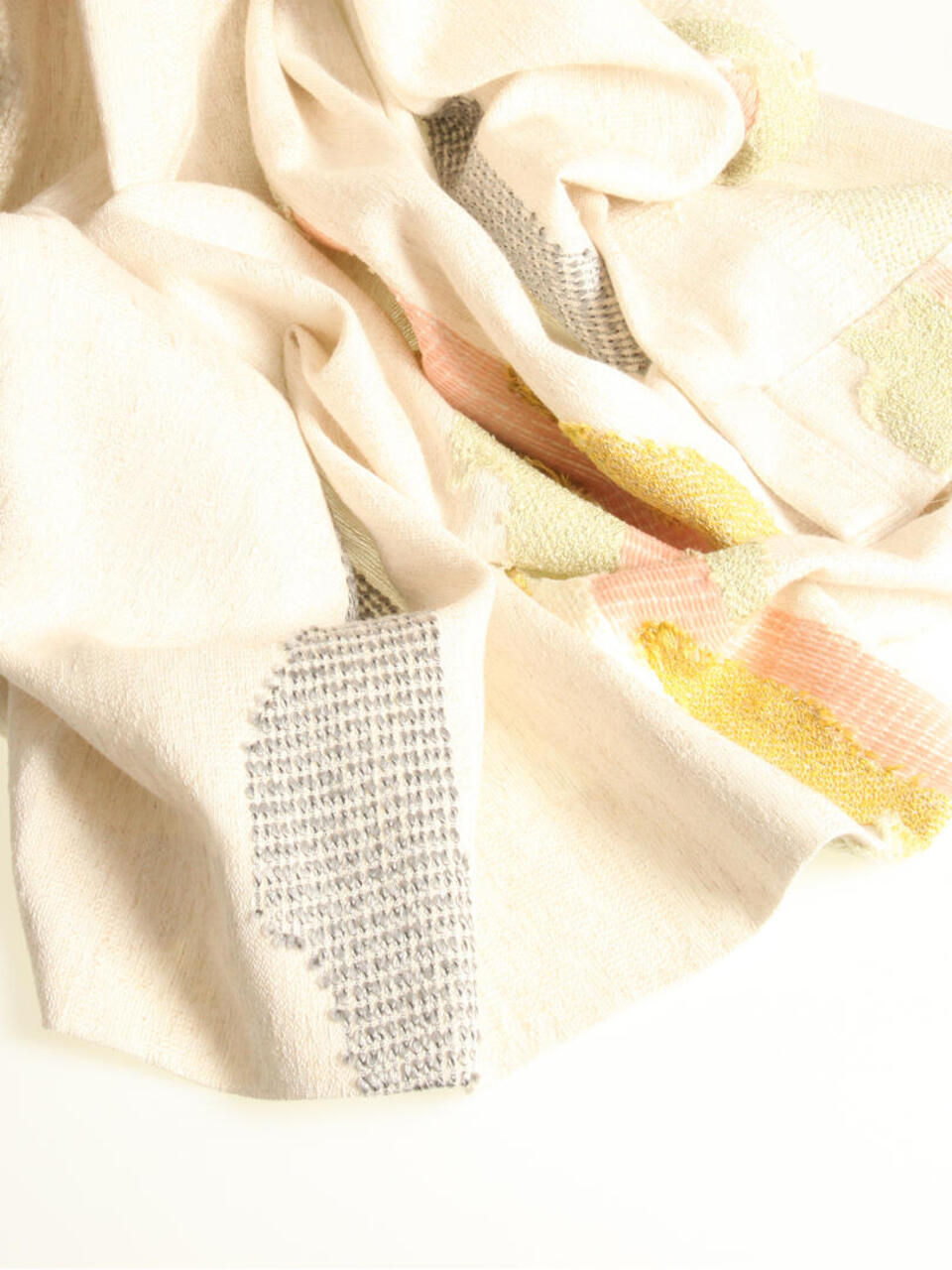 Rhyl is een kamerhoog geweven jacquard stof met een uniek dessin