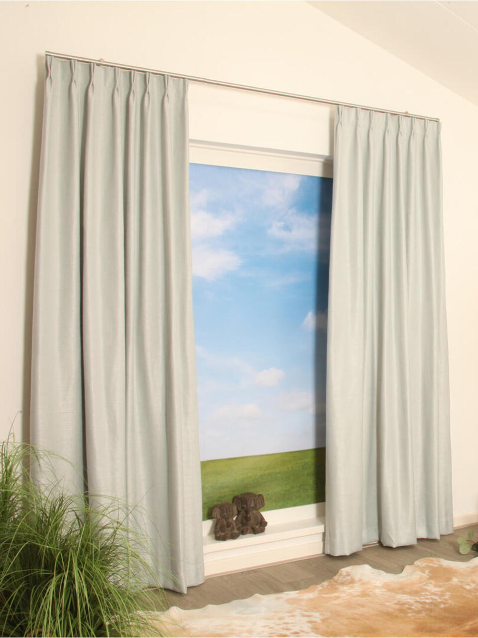 Verduisterende uni stof overgordijn die mooi en soepel valt en het dessin heeft een licht glanzend effect.